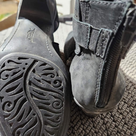 Shoes - Picture 3 of 3